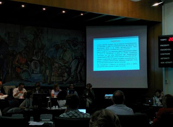 L'assessore al bilancio Locatelli spiega la politica tributaria del Comune con delle slide #opendalmine http://t.co/ipN3fLug93